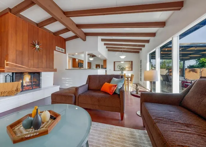 Сasa de vacaciones Mid-century, 3 Bedroom 2ba, Central, Long