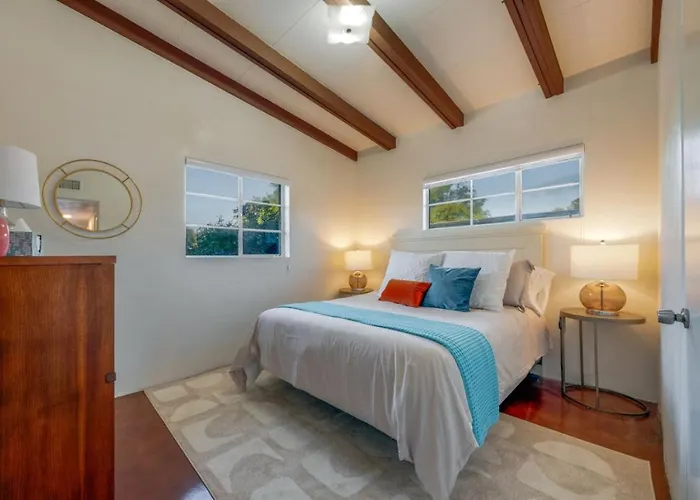 Mid-century, 3 Bedroom 2ba, Central, Long