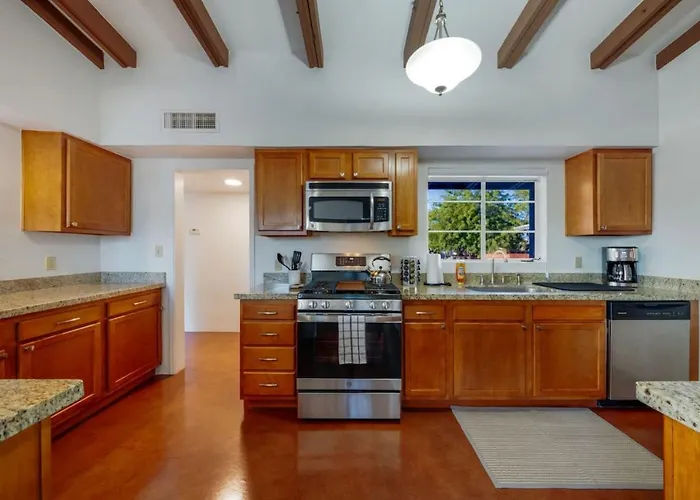 Mid-century, 3 Bedroom 2ba, Central, Long Сasa de vacaciones