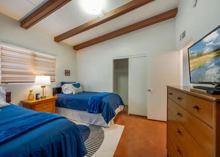 Mid-century, 3 Bedroom 2ba, Central, Long *